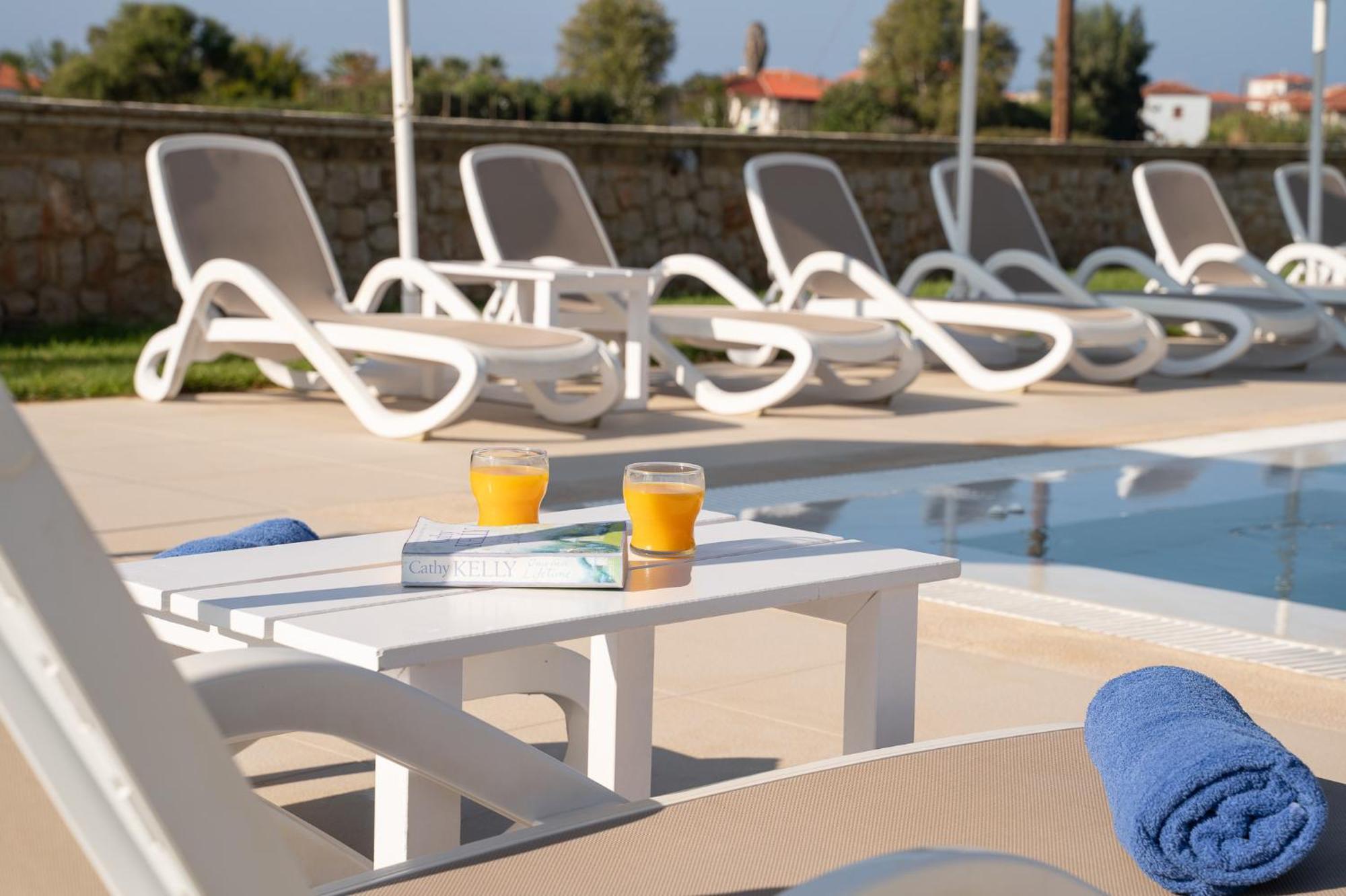 Niriides Luxury Villas Метони Экстерьер фото
